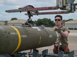 Nová zbraň vo vojne s Iránom? Grafitové bomby môžu vyradiť elektrickú infraštruktúru bez fyzického poškodenia