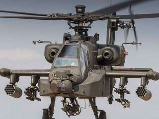 Američania spravili z ikonického vrtuľníku Apache lovca dronov: Dostáva muníciu, ktorá rozseká malé rýchle ciele na kúsky