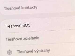 Samsung telefóny majú SOS tlačidlo, ktoré si však musíš zapnúť. V núdzovej situácii ti môže zachrániť krk