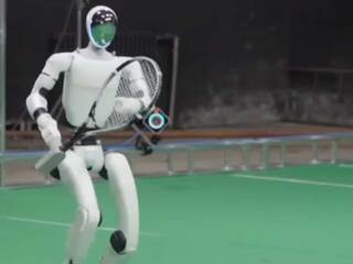Čínsky humanoid Unitree G1 dokázal hrať tenis ako človek. Na kurte mu to miestami išlo dokonca lepšie než ľuďom