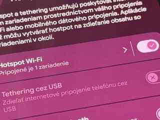Táto funkcia rieši najväčšiu slabinu zdieľania Wi-Fi cez hotspot. Vďaka nej sa ti neminú hneď mobilné dáta