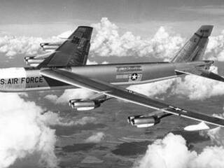 Americký B-52 sa zrazil s tankerom a stratil vodíkovú bombu. V Stredozemnom mori ju hľadali 80 dní