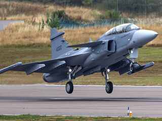 Nový dvojmiestny Gripen F prvýkrát vzlietol. Druhý člen posádky môže v budúcnosti ovládať bojové drony