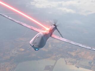 VIDEO: Maďarsko práve zostrelilo dron vlastným laserom. Do roka ho chce dostať k vojakom