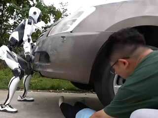 VIDEO: Pozri, ako tajomný robot H2-X od Unitree dvíha auto a zachraňuje ľudí. Firma o ňom zatiaľ prezradila len minimum