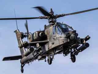 Z ikonického vrtuľníka Apache spravila americká armáda lovca dronov: Stačila munícia, ktorá sa rozptýli ako „vzdušná brokovnica“