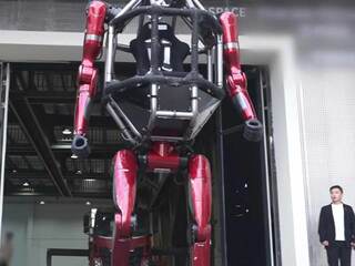 Číňania ukázali 500-kilogramový robotický oblek GD01. Vyzerá ako zo sci-fi filmu, človek doň vstúpi a ovláda ho zvnútra