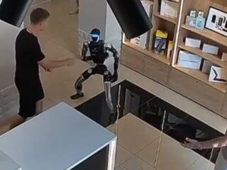 VIDEO: Robot v ruskom obchode predviedol „karate mód“. Po sotení začal rozdávať kopance