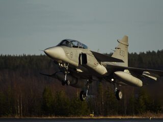 Gripen má byť za 10 minút späť vo vzduchu. Na prípravu stačí šesť ľudí