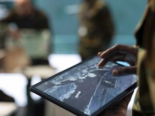 „Babička, nasadni si!“ Ukrajinský dron a robot zachránili 77-ročnú ženu z bojovej zóny