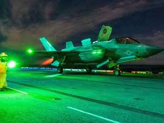 3 500 mariňákov a stíhačky F-35B na palube USS Tripoli pri Iráne. USA pripravujú rýchle výsadky z mora