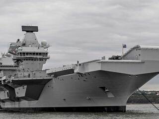 Británia vracia do pohotovosti 65-tisíc tonovú lietadlovú loď. HMS Queen Elizabeth má viesť námorné sily NATO
