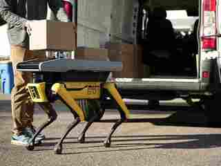 VIDEO: Balík k dverám by ti mohol doniesť robot Spot od Boston Dynamics. Firma ho posiela do ulíc na prvé testy