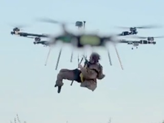 Takmer 500 dní ho zásobovali drony. Keď ho zranili, jeden ho vyniesol z frontu