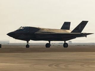 Američania prvýkrát v boji nasadili nový spôsob vedenia leteckých operácií. F-35 vyzbrojovali a tankovali na provizórnych základniach