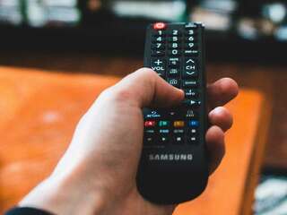 Prečo televízne ovládače stále používajú infračervený signál namiesto Bluetooth?