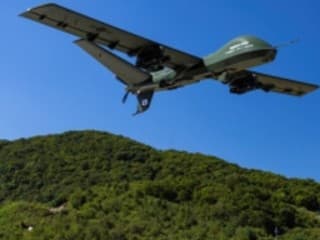 Veľký bojový dron prvýkrát pristál na ceste pre tanky. Na opätovný vzlet mu stačilo menej než 200 metrov