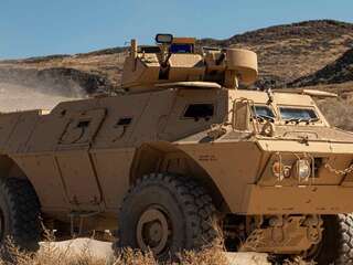 Američania vyzbroja Ukrajinu 65 obrnenými vozidlami COMMANDO. Riešia problém, ktorý tanky na fronte nezvládajú