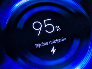 Kúpil si 100 W nabíjačku a telefón sa aj tak nabíja pomaly? Samotné watty ti rýchle nabíjanie negarantujú