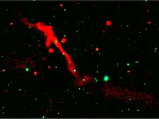 Obria čierna diera sa po 100 miliónoch rokov zobudila. To, čo vychrlila, sa tiahne takmer milión svetelných rokov ďaleko