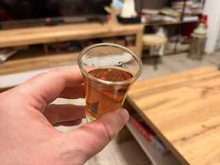 Tento neuveriteľne rozšírený návyk pri pití alkoholu môže potichu strojnásobiť riziko vážneho ochorenia pečene, ukázala štúdia