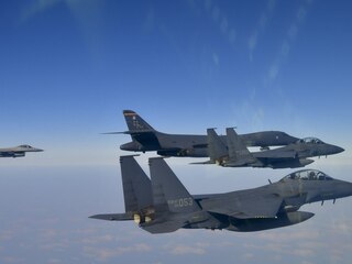 Zrazili sa dve stíhačky. Piloti si počas letu robili selfie