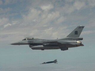 Slovenské F-16 prvýkrát použili ostrý kanón aj laserom navádzané bomby. V USA absolvovali takmer 50 letov