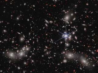 Astronómovia práve vyriešili jednu z najstarších záhad vesmíru. Teleskop James Webb ukázal, čo pustilo svetlo do temnoty