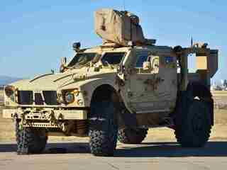 Americká armáda práve zaradila do výzbroje laserovú zbraň LOCUST namontovanú na vozidlách JLTV. Určená je proti dronom