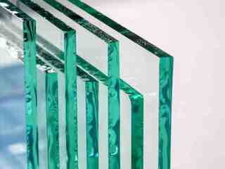 Vedci vytvorili „ideálne sklo“. Môže byť extrémne pevné, hoci jeho štruktúra odporuje logike