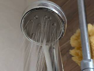 O studenej sprche sa hovorí, že prospieva zdraviu. Ide o mýtus alebo pravdu? Dáta ukazujú, čo sa v tele reálne deje