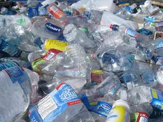 Koniec plastovému odpadu? Vedci predstavili plast vyrobený z mlieka, ktorý sa rozloží do 13 týždňov