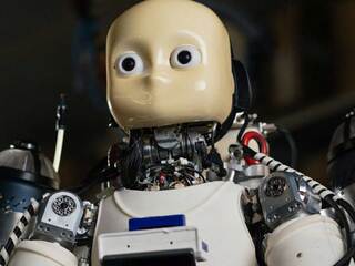 Neuveriteľné, tento robot lieta ako reálny Iron Man! Humanoidný stroj iRonCub3 môže pomôcť v náročných terénoch