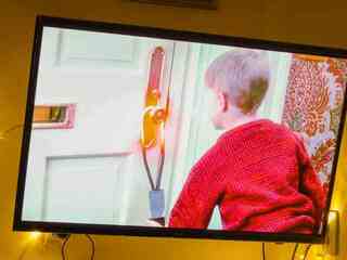 Mokrí banditi zo Sám doma sú medicínsky zázrak. Lekár vysvetľuje, že v realite by Kevin čelil obvineniu z vraždy