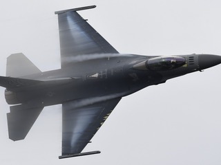 F-16 má už 50 rokov, no stále dokáže potrápiť moderné stíhačky. Pilot prezradil, prečo je súboj s F-22 bojom o prežitie