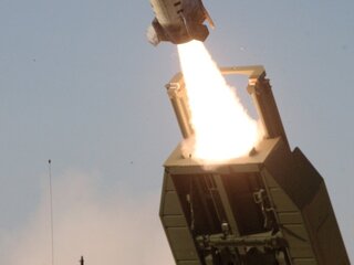 Analýza RUSI: USA a Izrael môžu pri súčasnom tempe útokov vyčerpať zásoby rakiet už v apríli