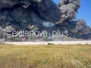 VIDEO: Ukrajina zasiahla ďalšiu kľúčovú ruskú rafinériu aj základňu Engels. Obe miesta zachvátili požiare