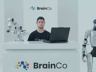 Číňania ukázali technológiu, ktorá ovláda roboty myšlienkami. Nepotrebuje čip ani operáciu mozgu