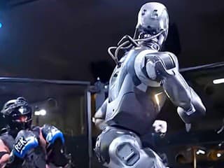VIDEO: Pozri si video z prvého MMA súboja človeka s humanoidným robotom. Jeden kop ho poslal cez ring