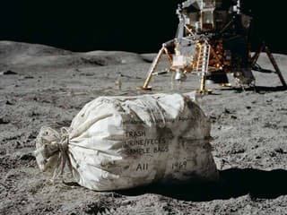 Vedci navrhujú priniesť späť vrecká s telesným odpadom, ktoré na Mesiaci nechali astronauti Apollo programu: Domnievajú sa, že niektoré mikróby mohli prežiť takmer 60 rokov