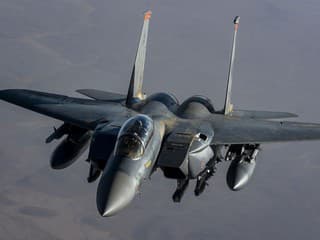 Zo stíhačky F-15E sa stáva lovec dronov. Proti Šáhidom môže niesť až 42 rakiet