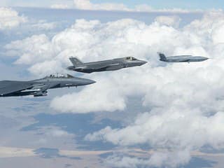 Nový FQ-42 Vengeance už lieta po boku F-35 a F-15E. Američania pripravujú flotilu 500 bojových dronov