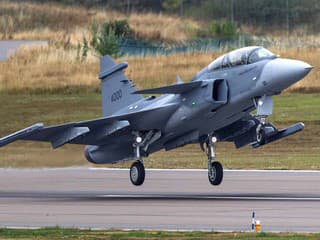Nový dvojmiestny Gripen F prvýkrát vzlietol. Druhý člen posádky môže v budúcnosti ovládať bojové drony