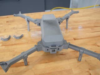 USA chcú vyrábať milióny dronov. Kľúčové magnety už nechcú brať z Číny
