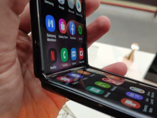 Samsung útočí na najväčšiu slabinu skladacích telefónov: Flex Titanium má výrazne potlačiť záhyb displeja