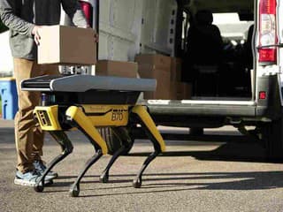 VIDEO: Balík k dverám by ti mohol doniesť robot Spot od Boston Dynamics. Firma ho posiela do ulíc na prvé testy