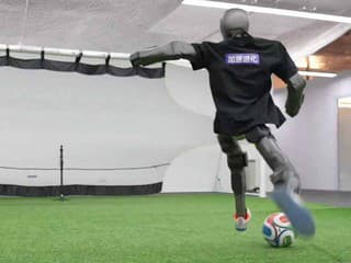 VIDEO: Humanoidný robot T1 kopol loptu tak silno, že prerazila stenu. Odborníci teraz upozorňujú na problém, ktorý nejde ignorovať