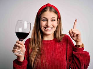 “Francúzsky paradox” presvedčil ľudí, že alkohol je zdravý: Prečo to tak nie je, aj napriek vedeckým štúdiám?
