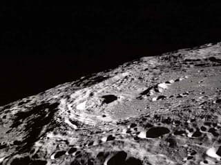 Atmosféra Zeme “preteká” na Mesiac, zistila štúdia: Na povrchu má prekvapivo veľa z našej planéty