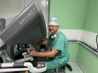 Tisíca robotická operácia v oblasti gynekológie: Jubilejnej pacientke lekári odstránili nádor a zachovali plodnosť